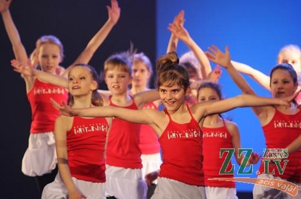 Kultūras namā deju studija «Intriga» aizvadījusi jau 24. sezonas noslēguma koncertu «Uz pirkstgaliem ziedos». Ar šo koncertu «Intrigas» meitenes vēlējās sniegt pavasarīgas sajūtas skatītājiem. Pēc koncerta dejotājas turpina gatavoties...
