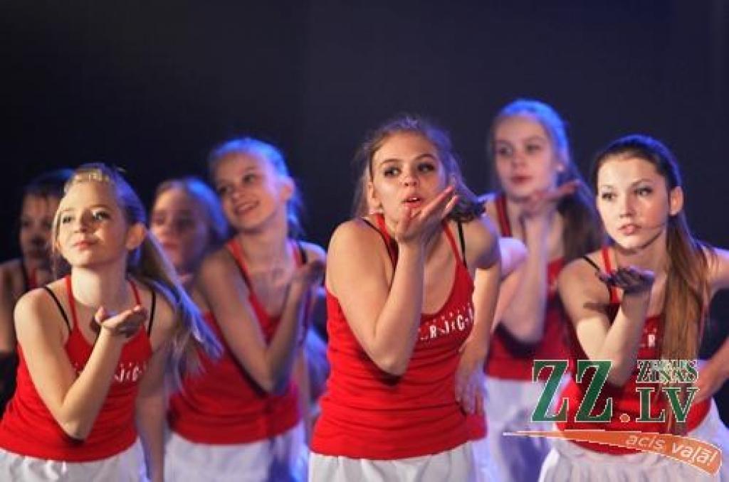 Kultūras namā deju studija «Intriga» aizvadījusi jau 24. sezonas noslēguma koncertu «Uz pirkstgaliem ziedos». Ar šo koncertu «Intrigas» meitenes vēlējās sniegt pavasarīgas sajūtas skatītājiem. Pēc koncerta dejotājas turpina gatavoties...