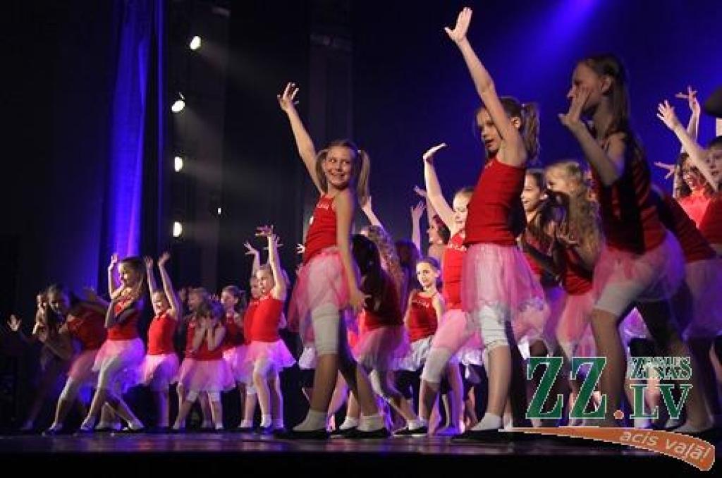 Kultūras namā deju studija «Intriga» aizvadījusi jau 24. sezonas noslēguma koncertu «Uz pirkstgaliem ziedos». Ar šo koncertu «Intrigas» meitenes vēlējās sniegt pavasarīgas sajūtas skatītājiem. Pēc koncerta dejotājas turpina gatavoties...