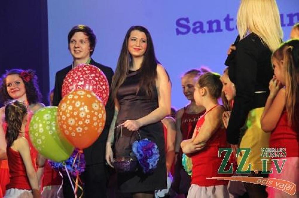 Kultūras namā deju studija «Intriga» aizvadījusi jau 24. sezonas noslēguma koncertu «Uz pirkstgaliem ziedos». Ar šo koncertu «Intrigas» meitenes vēlējās sniegt pavasarīgas sajūtas skatītājiem. Pēc koncerta dejotājas turpina gatavoties...