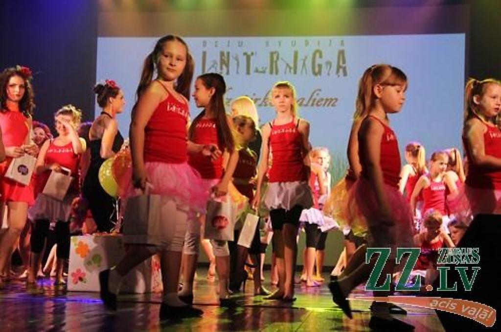 Kultūras namā deju studija «Intriga» aizvadījusi jau 24. sezonas noslēguma koncertu «Uz pirkstgaliem ziedos». Ar šo koncertu «Intrigas» meitenes vēlējās sniegt pavasarīgas sajūtas skatītājiem. Pēc koncerta dejotājas turpina gatavoties...