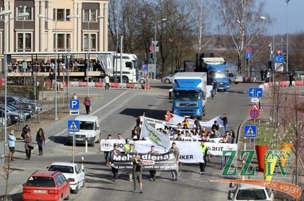 Jelgavā iestājies pavasaris, jo tā atnākšanu apliecina Mehu dienas - pasākums, kas 19.aprīlī norisinājās jau 19. gadu. LLU Tehniskās fakultātes spēku un iespējas apliecināja vērienīgā tehnikas parāde.
