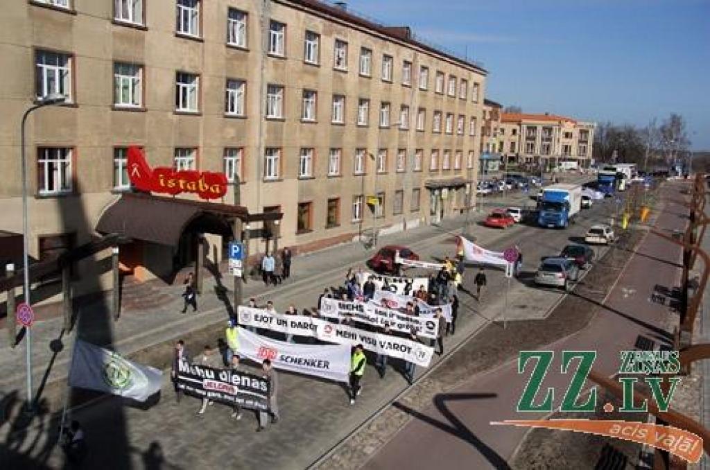 Jelgavā iestājies pavasaris, jo tā atnākšanu apliecina Mehu dienas - pasākums, kas 19.aprīlī norisinājās jau 19. gadu. LLU Tehniskās fakultātes spēku un iespējas apliecināja vērienīgā tehnikas parāde.