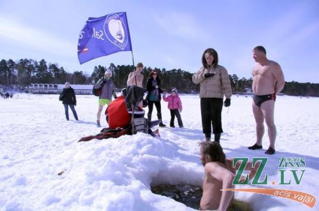 7.aprīlis ir Pasaules veselības diena. Par godu tai Bulduros notikusi ziemas peldētāju 37.sezonas noslēguma skate, kurā piedalījušies arī Jelgavas «roņi».