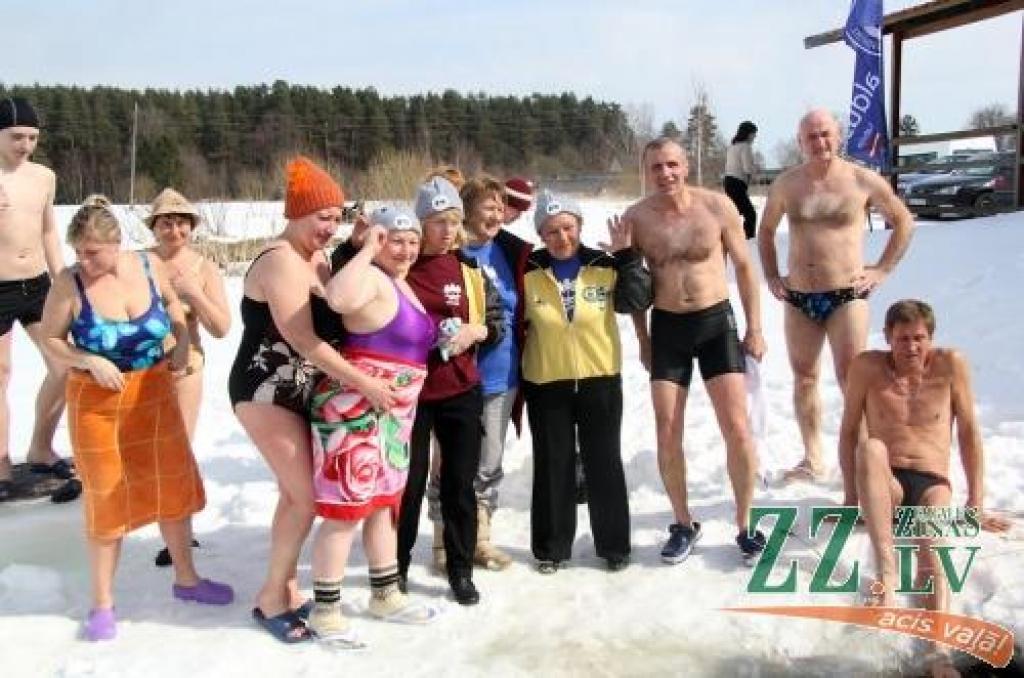 7.aprīlis ir Pasaules veselības diena. Par godu tai Bulduros notikusi ziemas peldētāju 37.sezonas noslēguma skate, kurā piedalījušies arī Jelgavas «roņi».