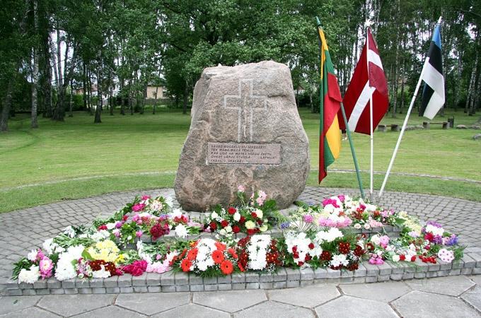 Piemiņas vieta piektdien.