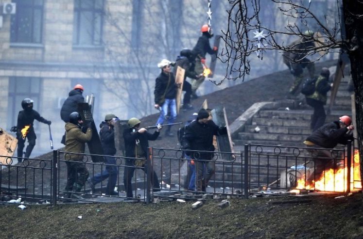 Jaunākā informācija liecina, ka ceturtdien Neatkarības laukumā Ukrainā nogalināti jau vismaz 50 cilvēki, vēsta vietējie mediji. Līdz ar to Kijevā notiekošo nemieru laikā pēdējo pāris dienu laikā nogalināto skaits strauji aug, vēsta ziņu aģentūras.
Autors: no diena.lv