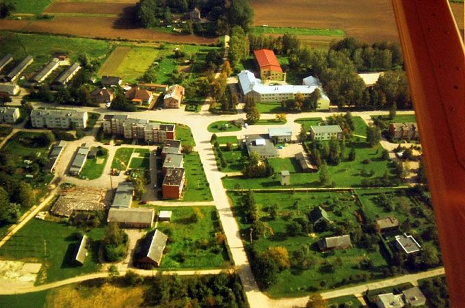 Sešdesmit gadu jubilejā kolēģi pagasta pārvaldē pārvaldniekam uzdāvināja lidojumu instruktora vadībā ar lidmašīnu. Tā tapa foto, kurā Sesavas ciems redzams no putna lidojuma.