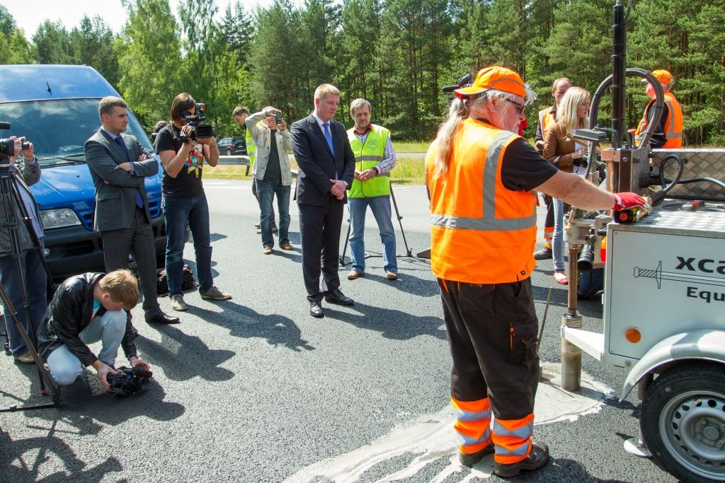 Sākumā tiek veikti divi urbumi. Šie paraugi ir paredzēti poru satura jeb sablīvējuma noteikšanai jau laboratorijas apstākļos.