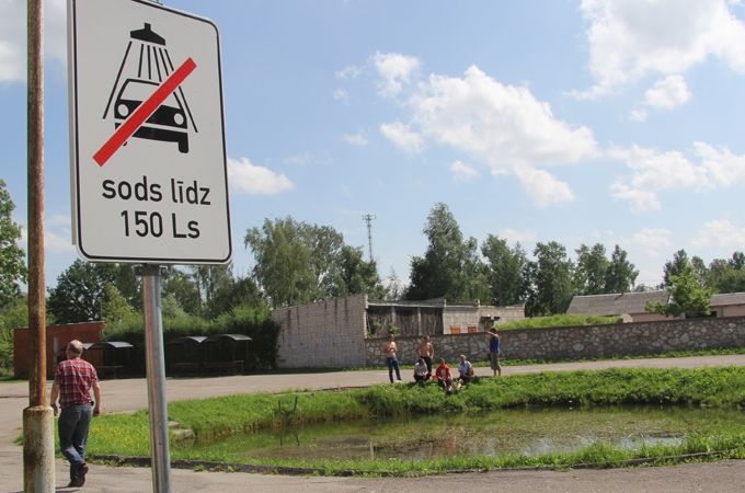 Bargo sodu, kāds paredzēts par Elejas centrā esošā karūsiņu dīķīša piesārņošanu, vairāki ciema iedzīvotāji gribētu attiecināt arī uz Rūpniecības ielas grāvi.