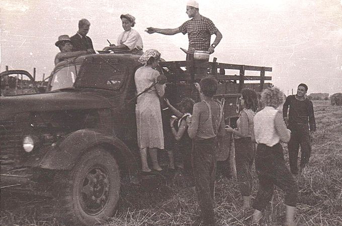 Autors: no Zaļenieku komerciālās un amatniecības vidusskolas kolekcijas