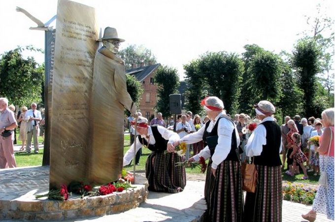 Viļa Plūdoņa pieminekļa atklāšanas sarīkojums notika 2. augustā pulksten 11.
Autors: Vilnis Auzāns