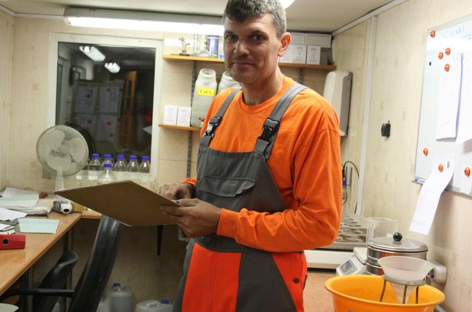 Substrātu ceha operators Ronalds Vaits, kurš ir atbildīgs par pasūtīto maisījumu precizitāti «Laflorā», tiek salīdzināts ar šefpavāru Mārtiņu Rītiņu.