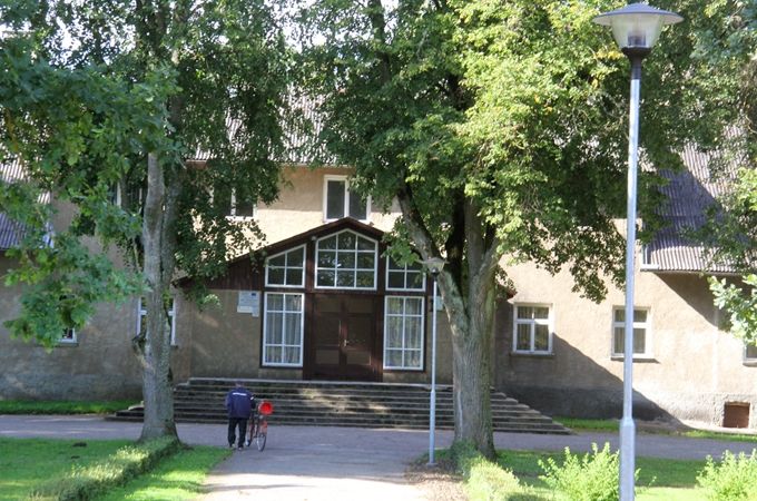 Tagadējā Bukaišu tautas nama ēka 1935. gadā uzdāvināta lidotājam Herbertam Cukuram par viņa lidojumu uz Gambiju.