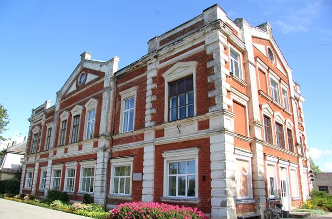1901. gadā pagastā uzcelts tiem laikiem lepns biedrības nams, kurā no 1953. gada darbojas Bukaišu skola.