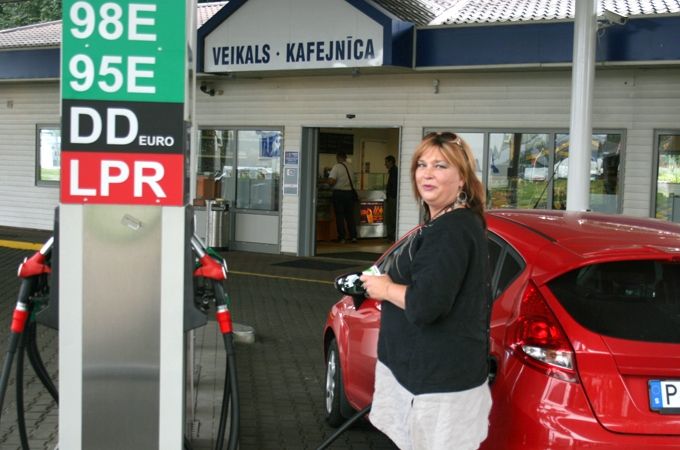 Dāma labākajos gados stāsta, ka «Astartes» degvielas uzpildes stacijā iebraukusi tieši no Rīgas ostas. Zviedrijā benzīns esot pa kādiem piecdesmit centiem dārgāks.
Autors: Gaitis Grūtups