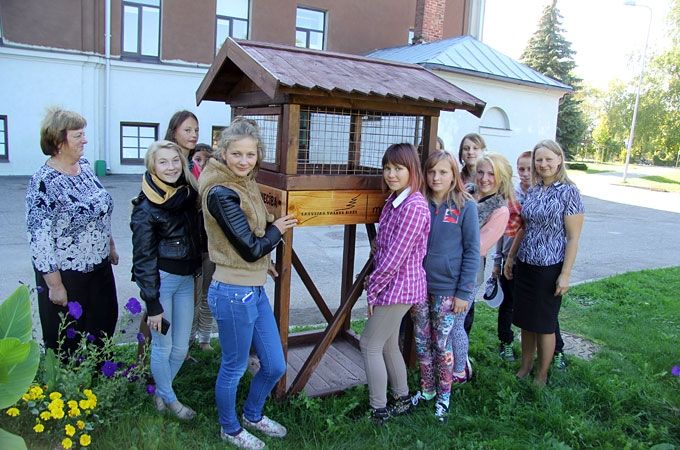 Vircavas vidusskola ne tikai kļuvusi par «Mammadaba vēstniecību», bet arī tikusi pie īpaša karoga un putnu barotavas. Foto: Agris Samcovs
Autors: Agris Samcovs