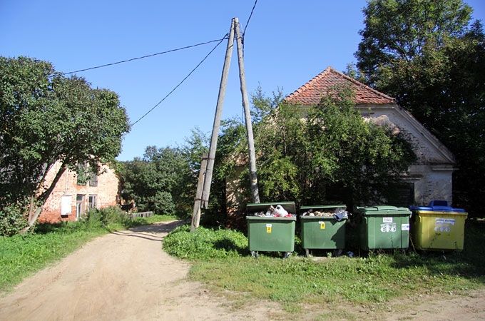 Zaļenieku muižas mājas, kas pieder pašvaldībai, ir problemātisks rajons, kur ar iedzīvotāju apsaimniekošanas izdevumiem nepietiek, lai segtu jumtu remonta izmaksas.
