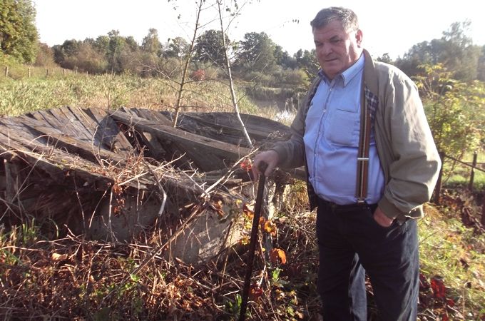 Jānis Volodko dzīvo Zemgales ciema Upes ielā, kur ūdensvadā ūdens ir brūngans, un negrib maksāt par to tikpat, cik, piemēram, ziedkalnieki, kas saņem atdzelžotu ūdeni. Viņam ir arī pretenzijas pret Zemgales ciemā vienkāršoto notekūdeņu attīrīšanas sistēmu. 
