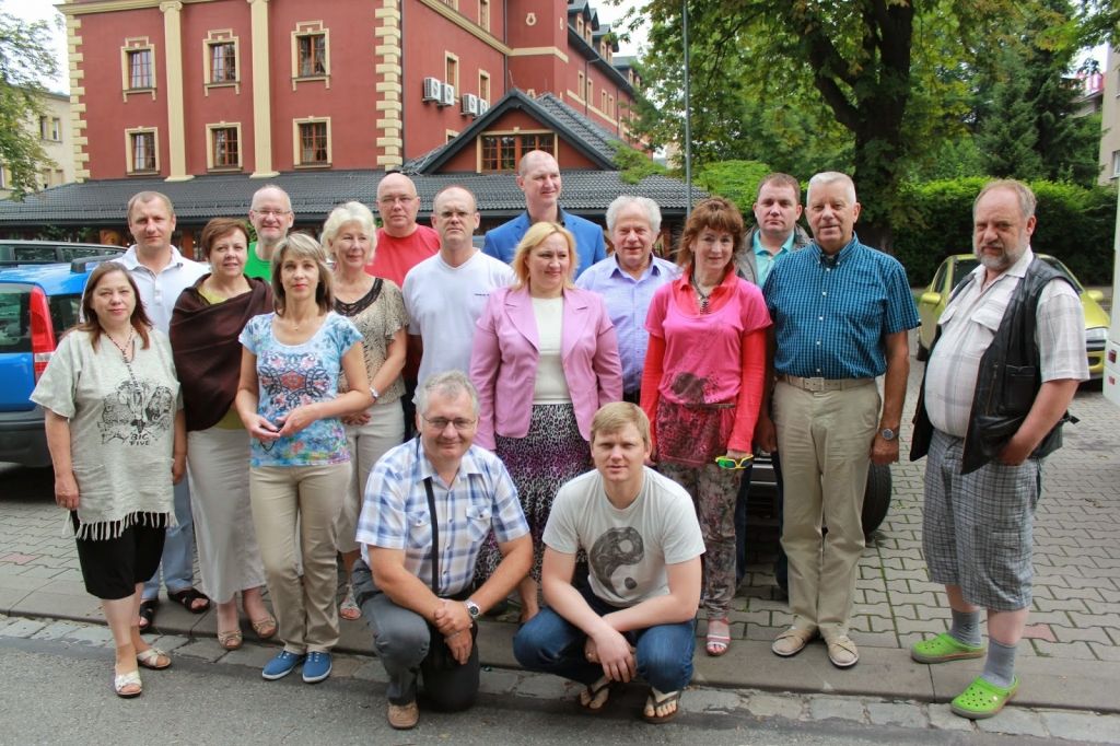 Valentīns Toleiķis (pirmajā rindā pirmais no kreisās) kopā ar Jelgavas novada domes deputātiem un darbiniekiem, žurnālistiem un Kalnciema iedzīvotājiem, apskatot vairāku akumulatoru pārstrādes rūpnīcu darbību Silēzijā.