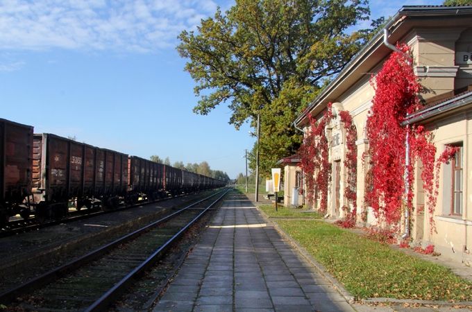 Tieši ap 1873. gadā atklātās Jelgavas–Mažeiķu dzelzceļa līnijas staciju pamazām veidojās miestiņš. Tagad par agrāko pasažieru kustību liecina vien vecā stacijas ēka un perons pie tās.