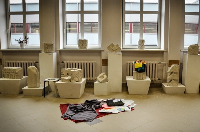 Jelgavas Mākslas skolas tēlniecības izstāde "Baltas zīmes"