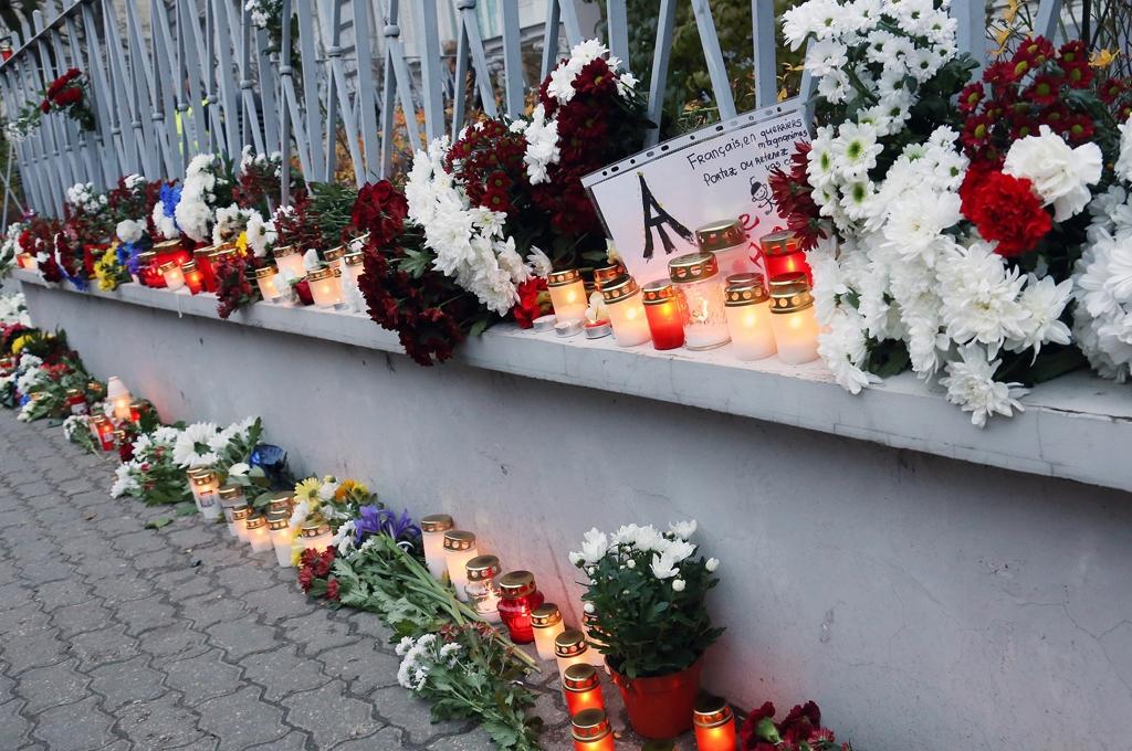 Saeimas priekšsēdētāja Ināra Mūrniece sestdien apmeklēja Francijas vēstniecību Rīgā, kur nolika ziedus terora aktu upuru piemiņai un tikās ar Francijas vēstnieku Latvijā Stefanu Viskonti.