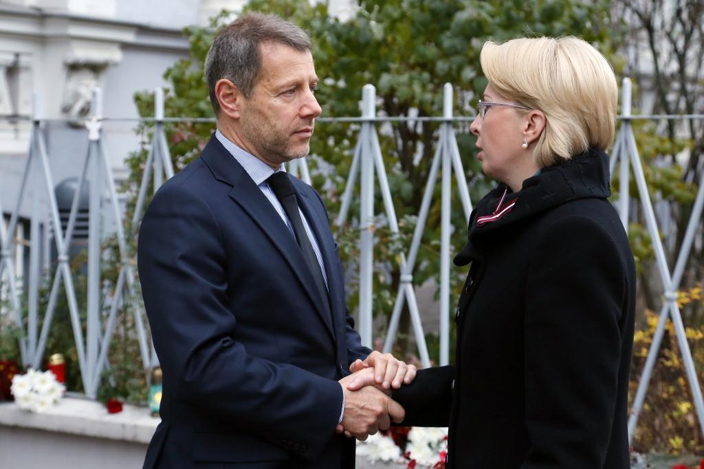 Saeimas priekšsēdētāja Ināra Mūrniece sestdien apmeklēja Francijas vēstniecību Rīgā, kur nolika ziedus terora aktu upuru piemiņai un tikās ar Francijas vēstnieku Latvijā Stefanu Viskonti.