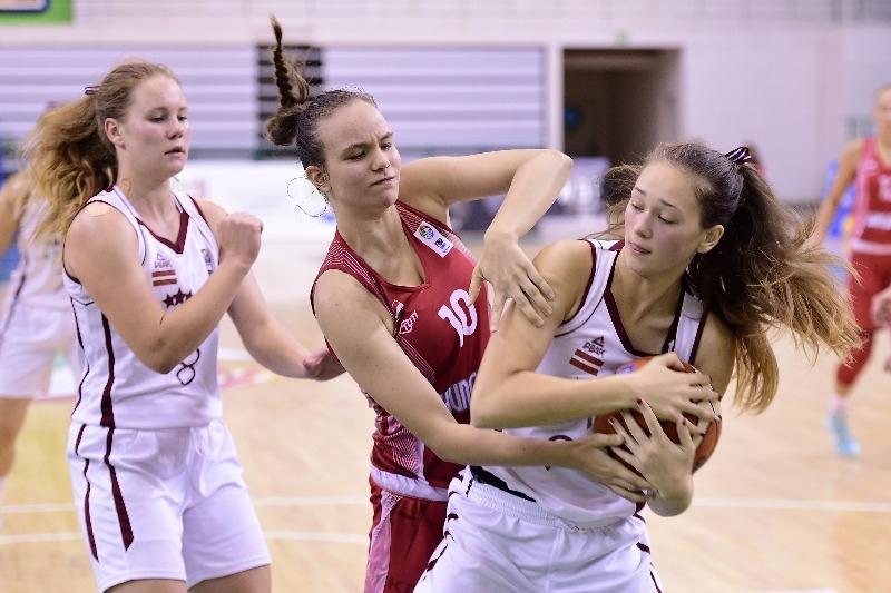 Katrīna Kārkle (no kreisās) un Janeta Rozentāle