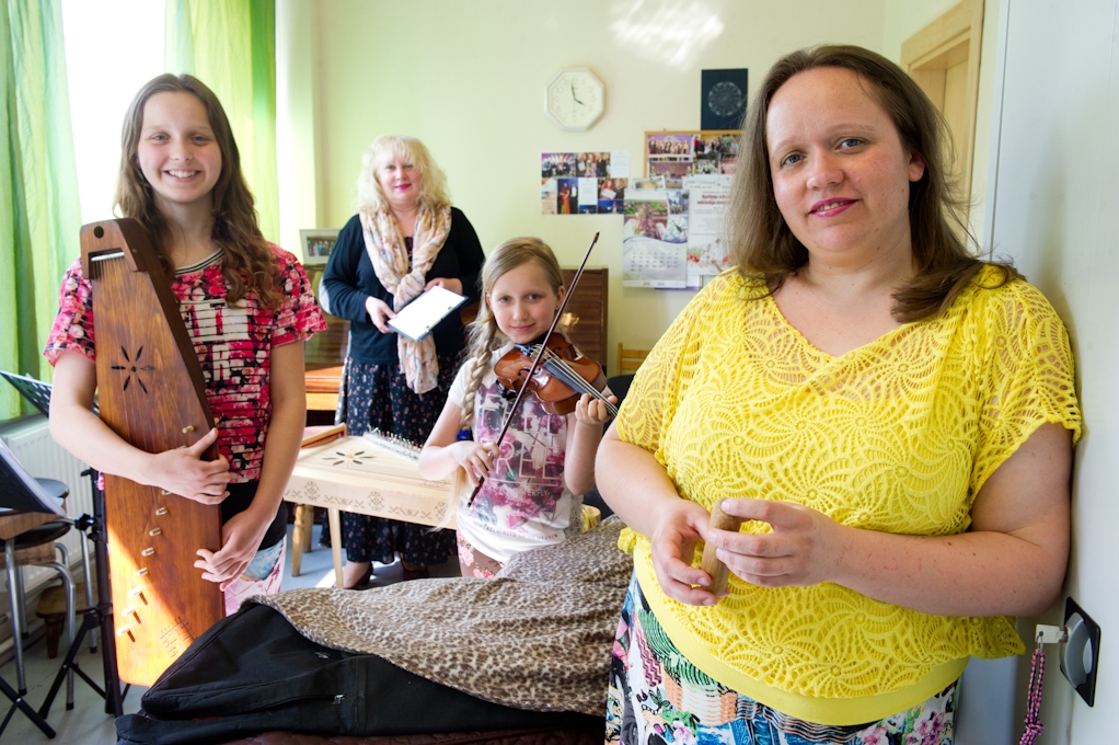 Megija Bruce, Biruta Deruma, Kristiāna Bruce un meiteņu mamma Ērika Jegorova