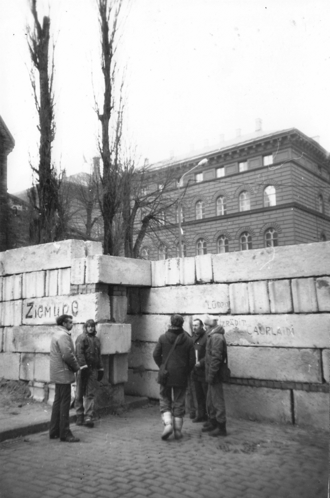 Piekļuve Augstākajai Padomei jeb tagadējai Saeimas ēkai no 1991. gada janvāra līdz pat augusta pučam bija caur dzelzsbetona blokiem veidotu labirintu.
