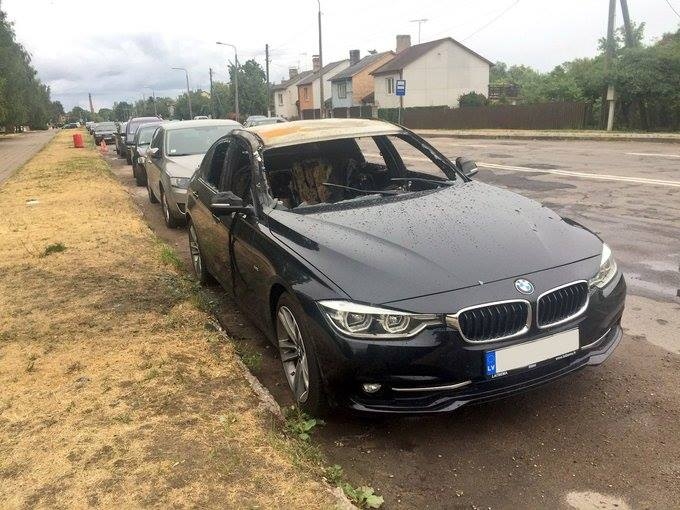 Svētdienas naktī Satiksmes ielā nodega automašīna
