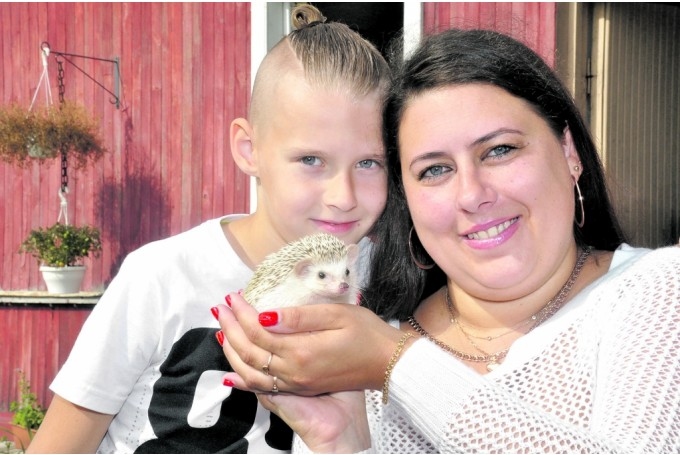 Janita ar dēlu Valteru un Āfrikas pundurežu meiteni Sisi. Ģimene ir viena no retajām Latvijā, kurā mīt šis mājdzīvnieks.