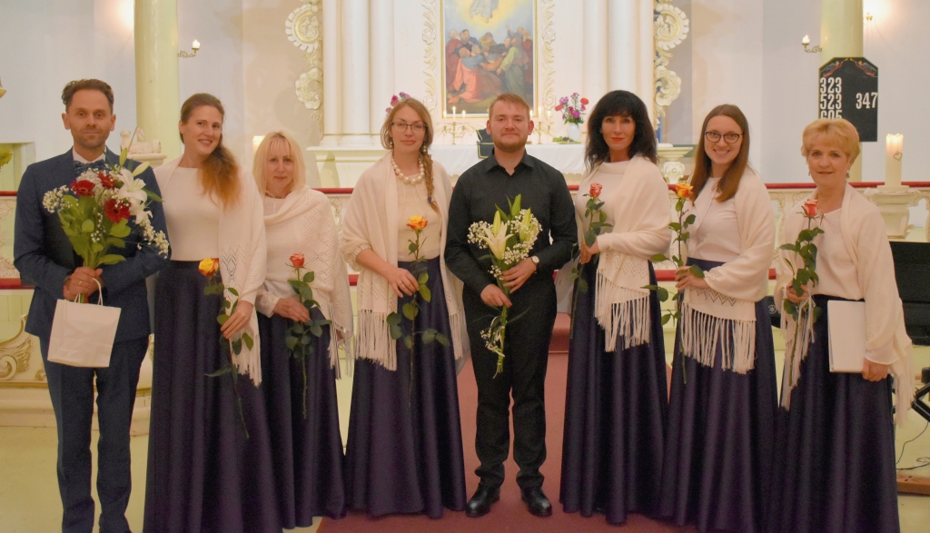 Ansamblis “Krastu balsis” un tenors Jānis Kurševs Dāvja autorkoncertā Lielvircavas luterāņu baznīcā pērn oktobrī