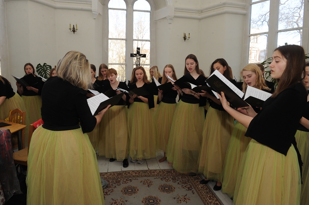 Koris “Spīgo” un Līga Celma-Kursiete mēģinājumā pirms “Stabat Mater” atskaņojuma Jelgavas Sv.Annas baznīcā.