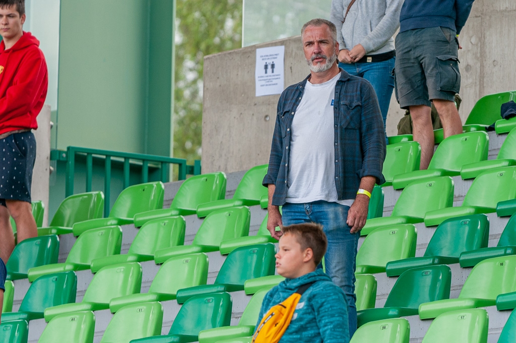 Normunda Štefenhagena vai Urbix grupas «Huskvarn» solists valsts himnas izpildīšanas laikā