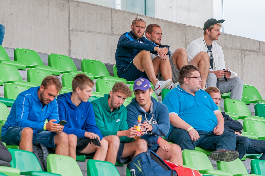 FK "Jelgava" futbolisti (no kreisās) Alans Siņeļņikovs, Jevgēnijs Kazažoks un Jurijs Golubka skatītāju tribīnēs