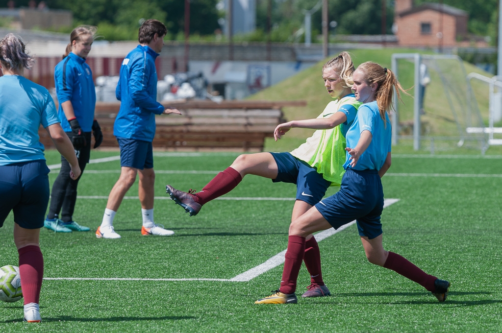 FK "Jelgava" futbolistes iesildās pirms spēles ar FB "Gulbene/ZAFC" | Foto: Ruslans Antropovs