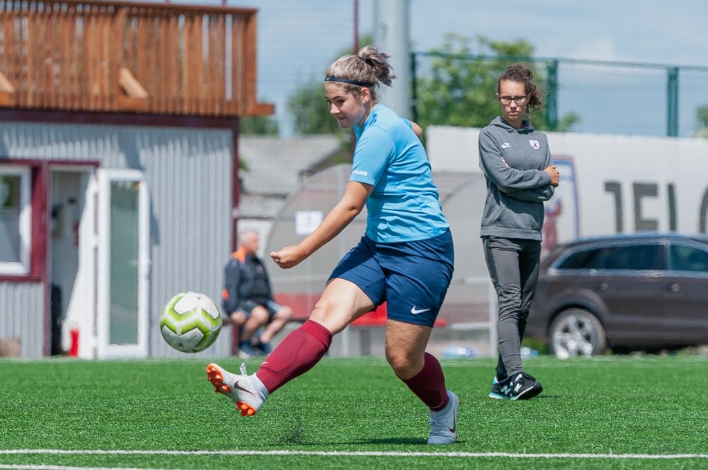 FK "Jelgava" futbolistes iesildās pirms spēles ar FB "Gulbene/ZAFC" | Foto: Ruslans Antropovs