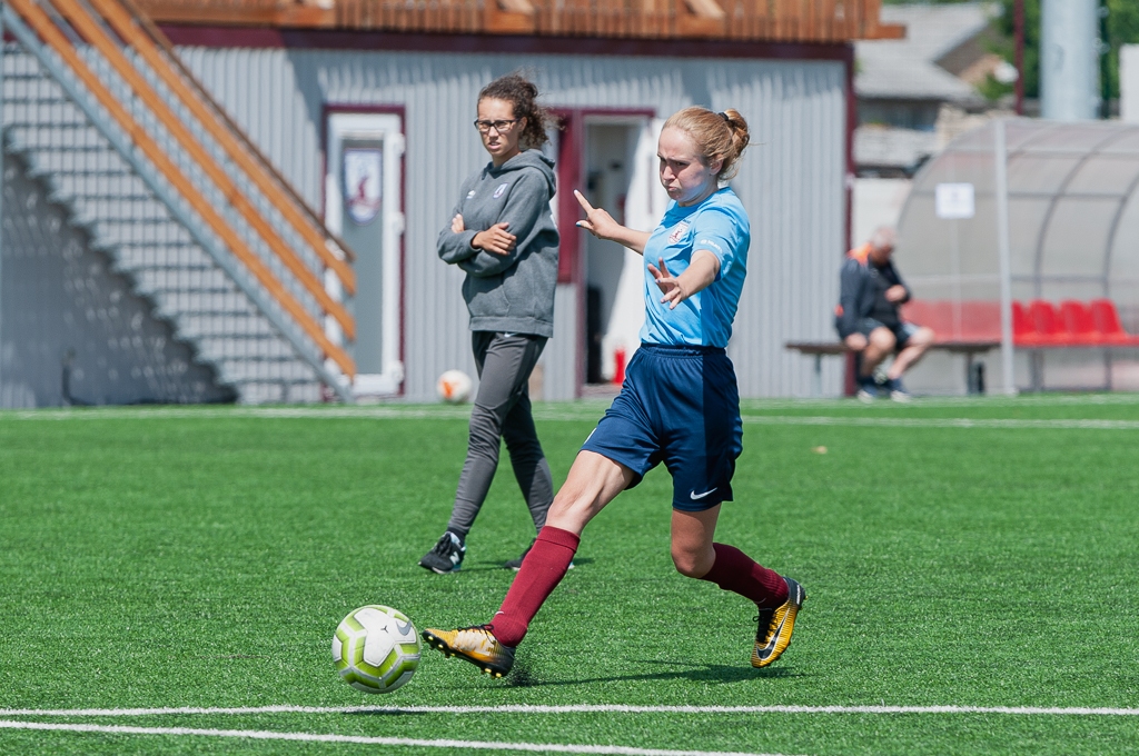 FK "Jelgava" futbolistes iesildās pirms spēles ar FB "Gulbene/ZAFC" | Foto: Ruslans Antropovs