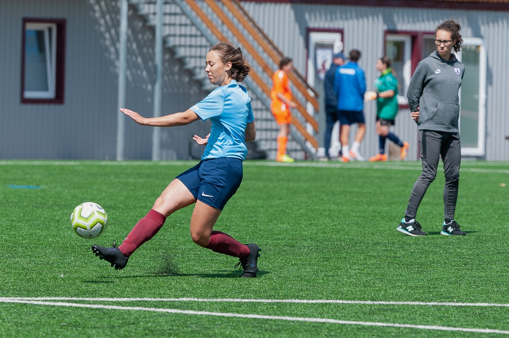 FK "Jelgava" futbolistes iesildās pirms spēles ar FB "Gulbene/ZAFC" | Foto: Ruslans Antropovs