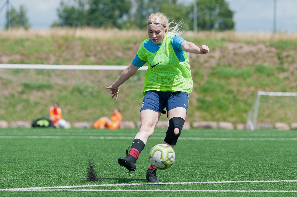 FK "Jelgava" futbolistes iesildās pirms spēles ar FB "Gulbene/ZAFC" | Foto: Ruslans Antropovs
