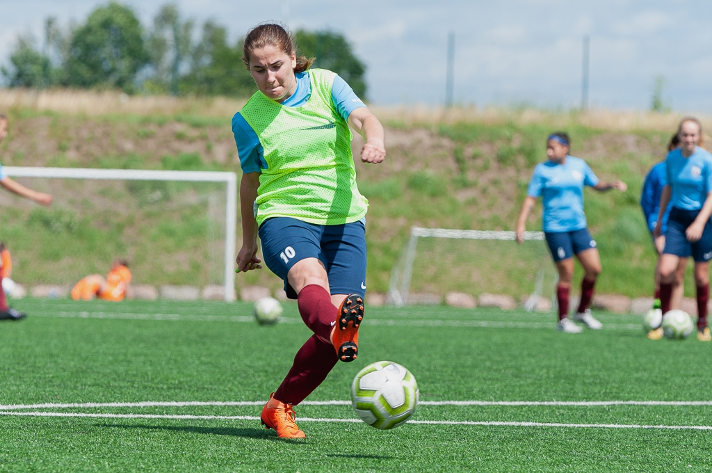 FK "Jelgava" futbolistes iesildās pirms spēles ar FB "Gulbene/ZAFC" | Foto: Ruslans Antropovs