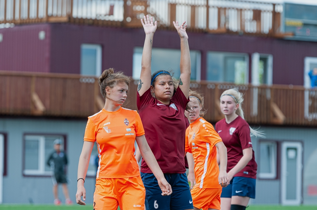 FK "Jelgava" futboliste Daniela Alehandra Rodrigesa-Kaliksa starp pretiniecēm stūra sitiena gaidās | Foto: Ruslans Antropovs