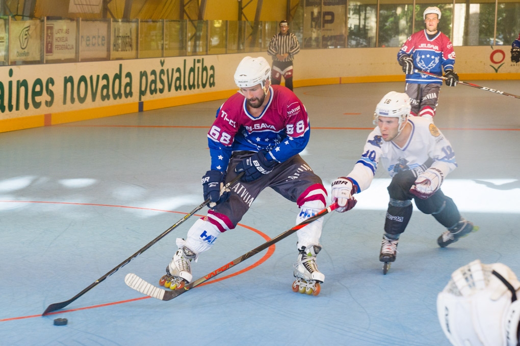 Ronalds Cinsks (Jelgava) mēģina apspēlēt Mārtiņu Dzierkalu (Vikingi)
