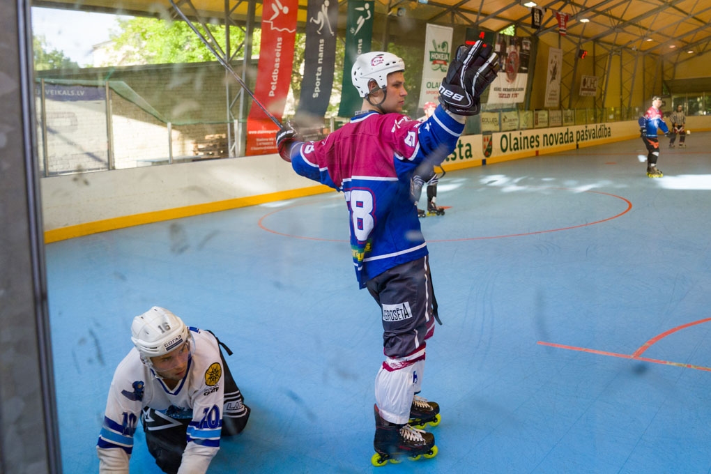 Sandis Zolmanis (Jelgava) paceļ gaisā rokas pēc gūtiem vārtiem