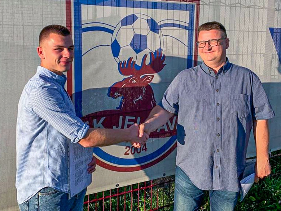 Beļģu uzbrucējs Jentls de Bātss (no kreisās puses) spiež roku FK "Jelgava" valdes loceklis Ainārs Tamisārs.