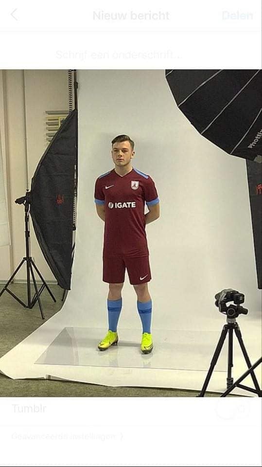 Beļģu uzbrucējs Jentls de Bātss pozē FK "Jelgava" formas tērpā.
