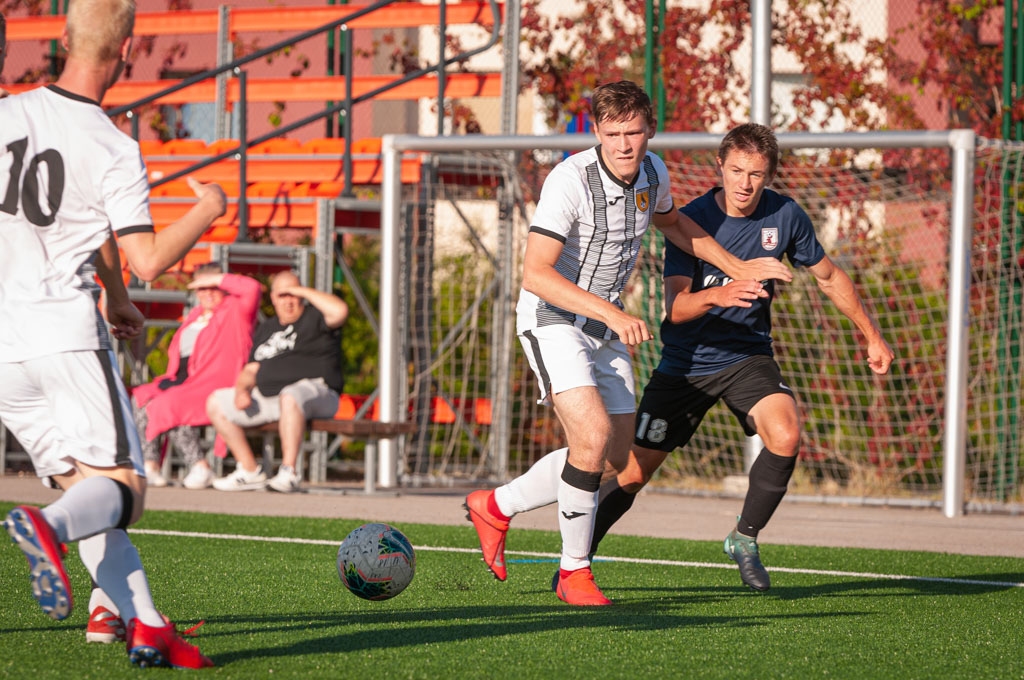 Uzbrucējs Ralfs Maslovs cīņā ar Preiļi BJSS spēlētāju