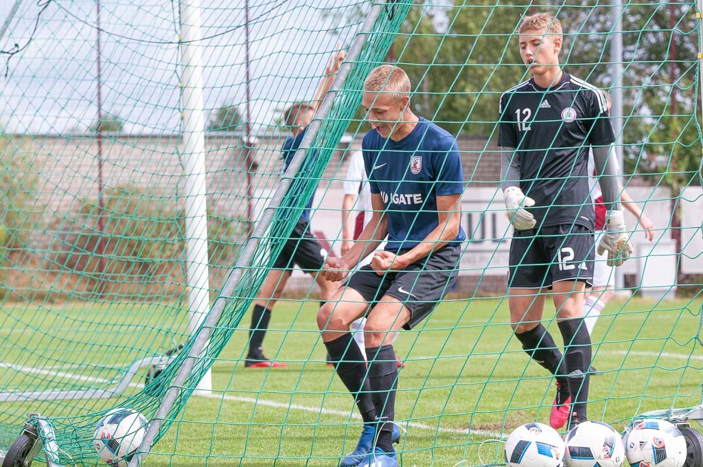 Daniels Grauds izņem bumbu no pretinieku vārtu tīkla